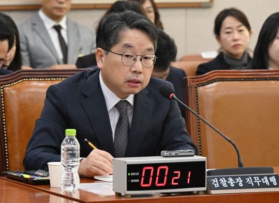 노만석 검찰총장 직무대행이 지난달 27일 서울 여의도 국회 법제사법위원회에서 열린 2025년 국정감사에서 의원 질의에 답하고 있다. 김현민 기자