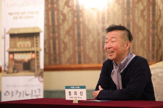 오는 14일 예술의전당 CJ토월극장에서 개막하는 연극 '야끼니꾸 드래곤'의 정의신 연출이 작품에 대해 설명하고 있다.   [사진 제공= 예술의전당]