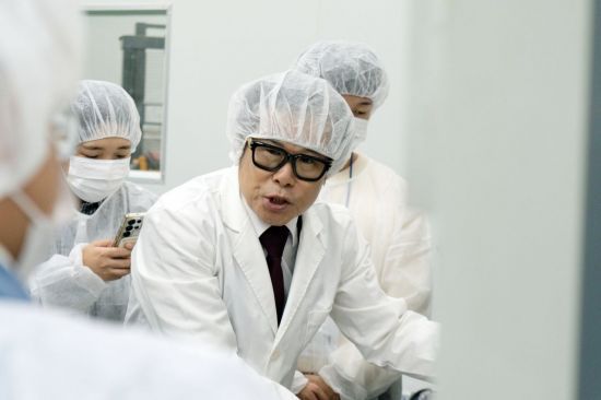 권영기 더채움 대표가 지난 6일 경기도 고양시 성석동에 위치한 더채움 공장에서 견과류 가공 공정을 설명하고 있다. 메인비즈협회