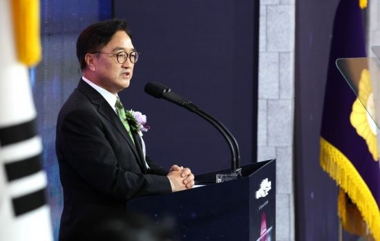 우원식 국회의장이 올해 7월 17일 서울 여의도 국회에서 열린 제77주년 제헌절 경축식에서 경축사를 하고 있다. 김현민 기자