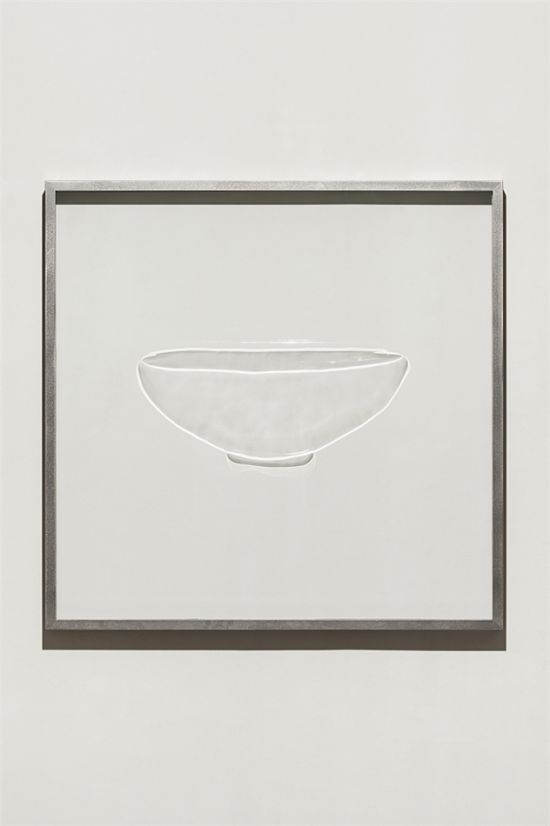 이상민 작가의 ‘분청사기상감연당초문(공안)명대접’(2025).Engraved glass, framed, 99×101×6cm.
