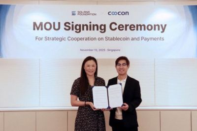 쿠콘과 솔라나 재단 싱가포르 업무협약식. 오른쪽부터 김종현 쿠콘 대표이사, 릴리 리우 솔라나 재단 회장. 쿠콘