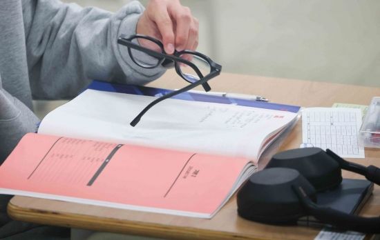 2026학년도 대학수학능력시험이 실시된 13일 오전 서울 용산구 용산고등학교에서 수험생들이 시험 준비를 하고 있다. 사진공동취재단
