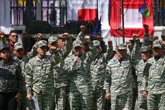 지난달 4일(현지시간) 미군의 공격에 대비해 군사훈련 중인 베네수엘라군의 모습. AP연합뉴스