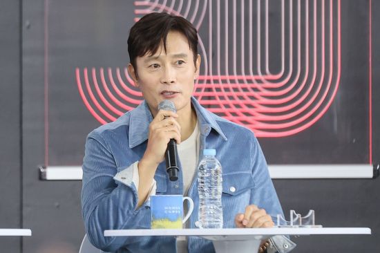 배우 이병헌이 지난 9월 18일 부산 해운대구 우동 영화의전당에서 열린 제30회 부산국제영화제 개막작 '어쩔수가없다' 오픈토크에서 팬들에게 인사하고 있다. 이병헌은 동안 연예인이자 영어 능통자로 알려져 있다. 연합뉴스