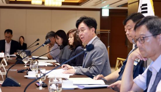 김영훈 고용노동부 장관이 지난 8월 열린 제3차 고용정책심의회에서 발언하고 있다. 노동부 제공