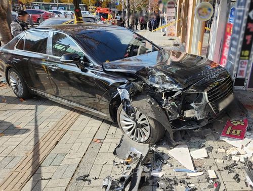 18일 인천 부평구 십정동 한 공영주차장에서 70대 남성 A씨가 운전하던 차량이 인도로 돌진해 30대 여성과 2살 딸이 크게 다쳤다. 인천소방본부 제공