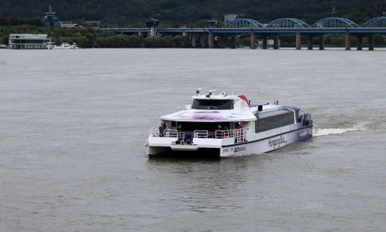 지난 9월 본격적인 운항에 들어간 한강버스가 서울 동작대교를 지나고 모습. 윤동주 기자