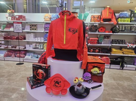 팝업 스토어 내부에 마련된 스플래툰 굿즈 매대. 박재현 기자