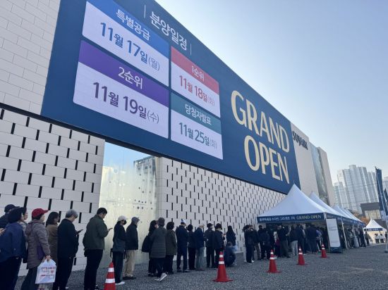 지난 7일 경기 김포시 풍무역 도보 2분 거리에 개관한 '풍무역세권 수자인 그라센트 1차' 견본주택 앞. 문 열기 전부터 대기 행렬이 이어졌다. BS한양