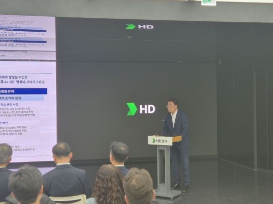 김영옥 HD현대 최고AI책임자(CAIO) 상무가 20일 경기 성남시 HD현대글로벌R&D센터에서 열린 '조선·해양 산업 AI 기술개발 협력 업무협약 체결식' 후 그룹 'AI 전환(AIX)' 추진 현황을 발표하고 있다. 성남=오지은 기자
