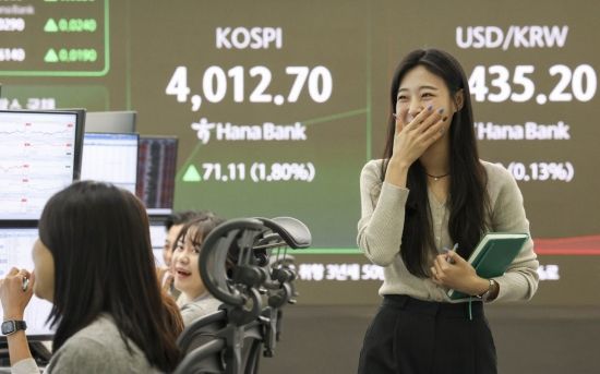 국내 대표 주가지수인 코스피가 사상 처음으로 4000선을 돌파한 27일 서울 중구 하나은행 본점 딜링룸에서 딜러들이 업무를 보고 있다. 2025.10.27 강진형 기자