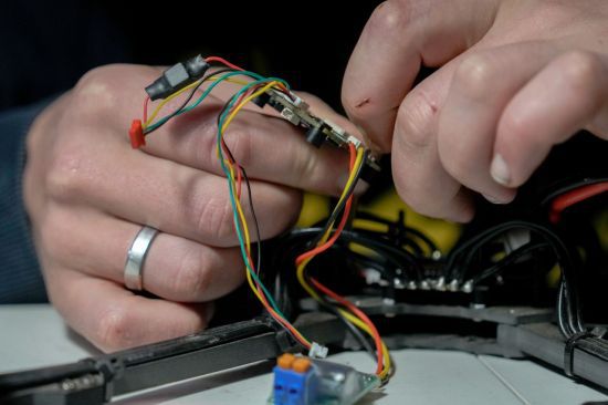 전쟁용 무인기(드론)를 조립 중인 우크라이나 병사의 모습. AP연합뉴스