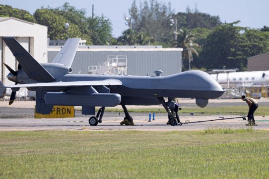 푸에르토리코에 위치한 라파엘 에르난데스 공항에서 미군 작전용 무인기(드론)인 MQ-9 리퍼 드론이 출격을 준비하고 있다. 로이터연합뉴스