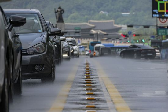서울 시청역 부근 도로에서 가동 중인 '미스트로드(쿨링로드)'가 가동되고 있다. 미스트로드는 도로 중앙선에 작은 사각형 모양으로 설치된 물 분사 시설로, 뜨거워진 도로 만 식히는 것이 아니라 미세먼지도 함께 제거도 한다. 간혹 날씨가 선선한 가을에 미스트로드를 가동하는 것도 그런 이유 때문이다. 연합뉴스 제공