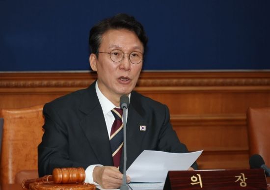 김민석 국무총리가 25일 서울 종로구 정부서울청사에서 열린 국무회의에 참석, 모두발언을 하고 있다. 2025.11.25 조용준 기자