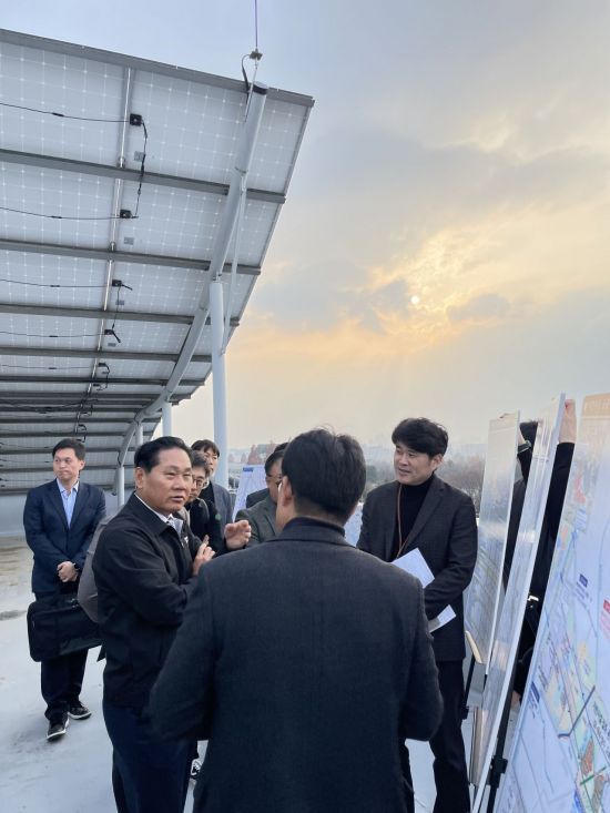 김용석 대도시권광역교통위원회 위원장(왼쪽)이 25일 인천계양 지구 현장에서 광역교통대책 추진 상황을 점검하고 관계자들과 논의하고 있다. 국토교통부