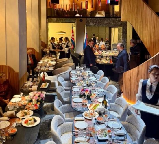 고급 식자재와 주류가 진열된 식당 내부 모습. 주북러시아대사관 텔레그램