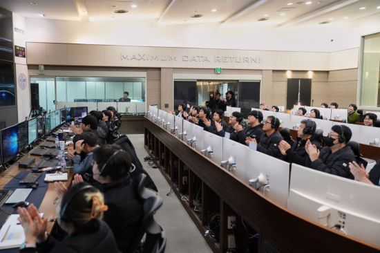 개별 위성과의 교신이 성공하자 박수를 치며 좋아하는 나로우주센터 직원들. 항우연 제공