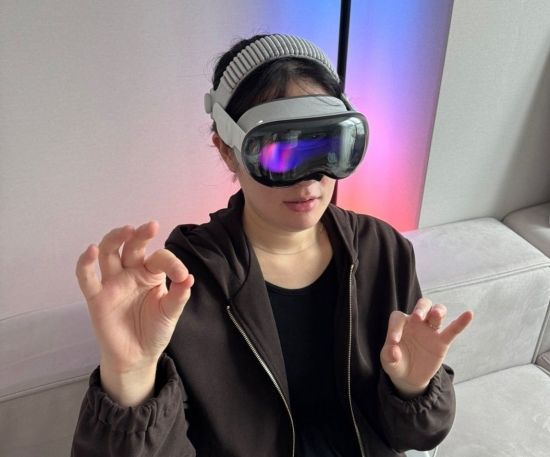 애플 비전 프로를 착용한 기자의 모습. 엄지와 검지를 집게모양으로 만들면 클릭이 되고, 허공에 보이는 화면 모서리를 잡고 움직이면 확대 혹은 축소를 할 수 있다. 사진=박유진 기자