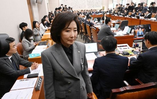 나경원 국민의힘 의원이 20일 국회에서 열린 2025년도 법제사법위원회 국정감사장에서 떠나고 있다. 김현민 기자