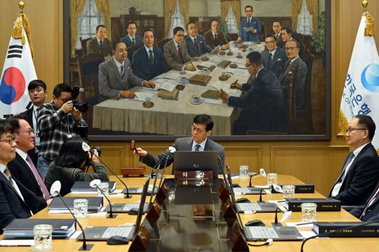 이창용 한국은행 총재가 27일 서울 중구 한국은행 본관에서 열린 금융통화위원회 본회의에서 의사봉을 두드리고 있다. 사진공동취재단, 연합뉴스