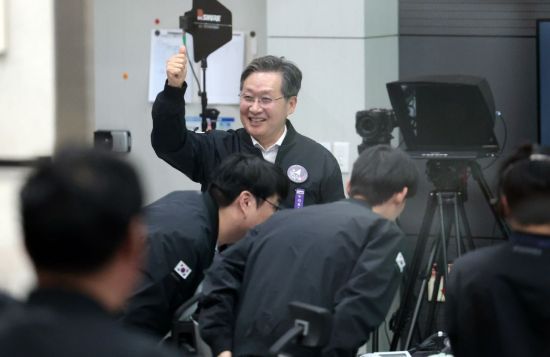 누리호 4차 발사에 성공한 이후 나로우주센터 발사지휘센터에서 기뻐하는 윤영빈 우주항공청장. 항우연 제공