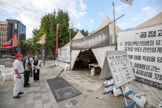 서울 중구가 코로나19 백신 희생자 합동 분향소 철거 행정 집행을 밝힌 가운데 3일 서울 중구 서울시의회 앞에 마련된 코로나19 백신 희생자 합동 분향소에서 관계자들이 분향소를 지키고 있다. 사진=강진형 기자aymsdream@