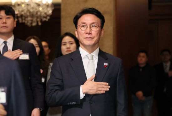 김민석 국무총리가 1일 서울 중구 롯데호텔에서 열린 제11회 중견기업인의 날 기념식에서 국기에 경례하고 있다. 2025.12.1 연합뉴스