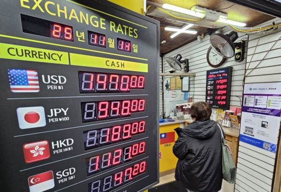 외환 시장에서 원·달러 환율이 1470원대에서 등락을 거듭하고 있는 14일 서울 중구의 한 사설환전소에 환율이 표시되고 있다. 2025.11.14 윤동주 기자