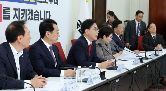 송언석 국민의힘 원내대표가 2일 국회에서 열린 대미투자특별법 점검 상임위원장·간사단회의에서 발언하고 있다. 2025.12.2 김현민 기자