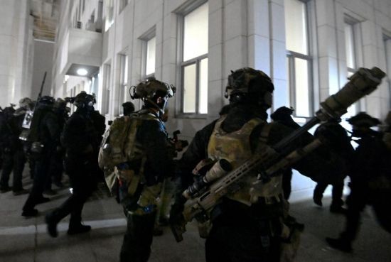 윤석열 대통령이 3일 밤 비상계엄을 선포한 가운데 4일 새벽 계엄군이 국회 본청 진입을 시도하고 있다. 김현민 기자