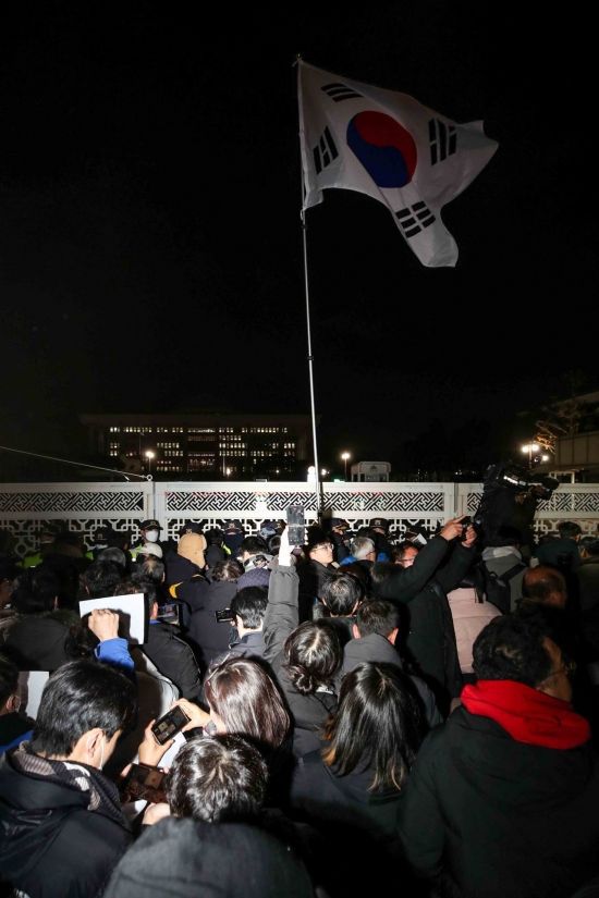 윤석열 대통령이 비상계엄을 선포한 가운데 4일 서울 여의도 국회 앞에서 시민들이 모여 비상계엄 해제를 촉구하고 있다. 강진형 기자