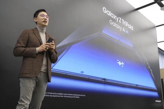 임성택 삼성전자 한국총괄 부사장이 2일 서울 서초구 삼성 강남에서 열린 삼성전자 폴더블폰 '갤럭시Z 트라이폴드 공개 미디어 브리핑'에서 제품 공개를 하고 있다. 2025.12.2 강진형 기자