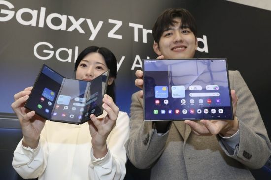 2일 서울 서초구 삼성 강남에서 삼성전자 폴더블폰 '갤럭시Z 트라이폴드'가 공개되고 있다. 2025.12.2 강진형 기자
