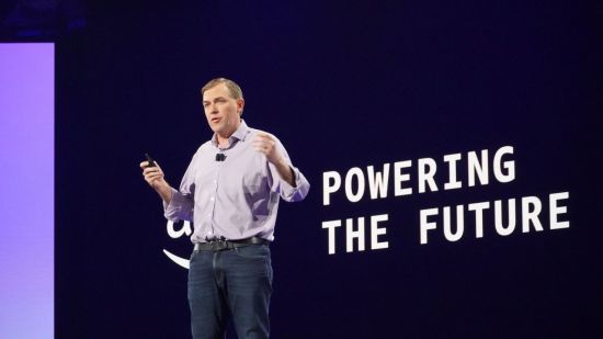 맷 가먼 아마존웹서비스(AWS) 최고경영자(CEO)가 2일(현지시간) 미국 네바다주 라스베이거스에서 진행된 AWS의 연례 행사 '리인벤트(re:Invent) 2025'에서 기조연설을 하고 있다. AWS 제공