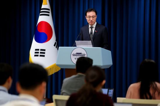 이규연 홍보소통수석이 3일 용산 대통령실에서 이날 진행된 이재명 대통령과 5부 요인 오찬 간담회 관련 브리핑을 하고 있다. 연합뉴스