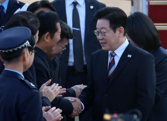 지난 11월 26일 주요 20개국(G20) 정상회의 참석과 아프리카·중동 4개국 순방을 마친 이재명 대통령이 26일 경기도 성남 서울공항에 도착, 환영나온 정청래 더불어민주당 대표와 인사 나누고 있다. 윤동주 기자