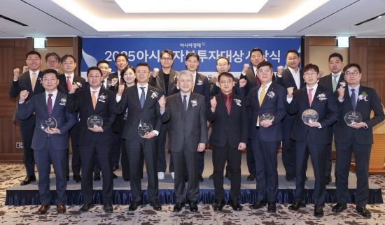 장범식 아시아경제 대표와 민경욱 한국거래소 부이사장, 전진규 한국증권학회 회장을 비롯한 수상자들이 4일 서울 중구 롯데호텔에서 열린 ‘2025 아시아자본투자대상’에서 기념촬영 하고 있다. 앞줄 왼쪽부터 반시계방향으로 김재정 신한자산운용 채권투자운용본부 본부장, 손병호 미래에셋증권 WM혁신본부 본부장, 이준용 미래에셋자산운용 부회장, 장범식 아시아경제 대표, 전진규 한국증권학회 회장, 손희재 KB증권 디지털사업그룹장, 홍덕규 한국투자증권 퇴직연금1본부장, 강민훈 NH투자증권 디지털사업부 대표. 김재민 한앤컴퍼니 부사장, 양지환 대신증권 리서치센터장, 정종우 글랜우드PE 부대표, 이창화 금융투자협회 전무, 민경욱 한국거래소 부이사장, 최민규 한국투자신탁운용 글로벌주식운용담당, 오선미 삼성증권 상무, 신범수 아시아경제 편집국장, 김종민 삼성자산운용 자산운용부문장, 김준태 신한투자증권 CIB2그룹대표, 황승택 하나증권 리서치센터장, 범광진 KB자산운용 연금WM본부장. 2025.12.4 강진형 기자