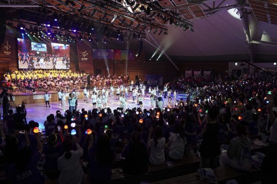 지난 8월 강원도 평창에서 열린 꿈의 예술단 합동캠프 '꿈의 페스티벌'에서 꿈의 오케스트라, 꿈의 무용단 및 국제 청소년 합창단이 ‘나의 내일을’ 공연을 하고 있다.   [사진 제공= 한국문화예술교육진흥원]