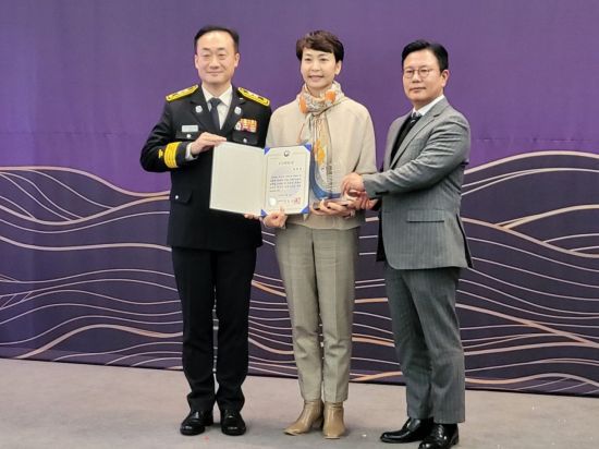 박현경 수원 권선의용소방대원이 119의인상을 받은 뒤 기념사진을 찍고 있다. 수원남부소방서 제공