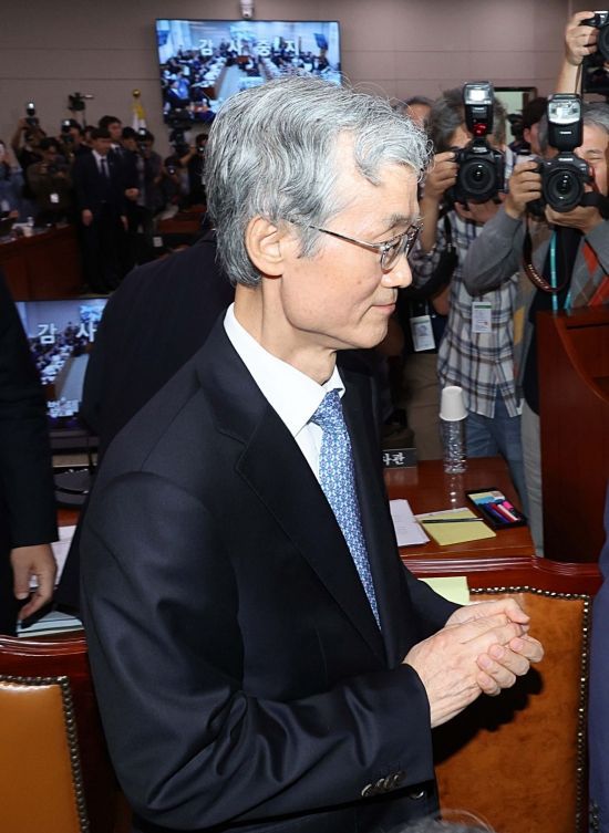 조희대 대법원장이 13일 국회에서 열린 법제사법위원회의 대법원 등에 대한 국정감사가 정회되자 이석하고 있다. 2025.10.13 김현민 기자