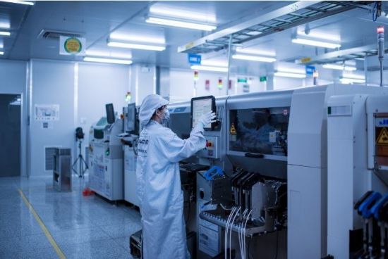 나무가 베트남 공장에서 소속 직원이 기계를 조작하고 있다. 나무가