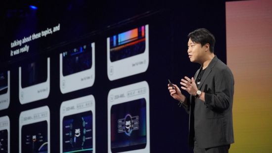 이재성 트웰브랩스 대표가 4일(현지시간) 진행된 '리인벤트(re:Invent) 2025'에서 발표하고 있다. AWS 제공
