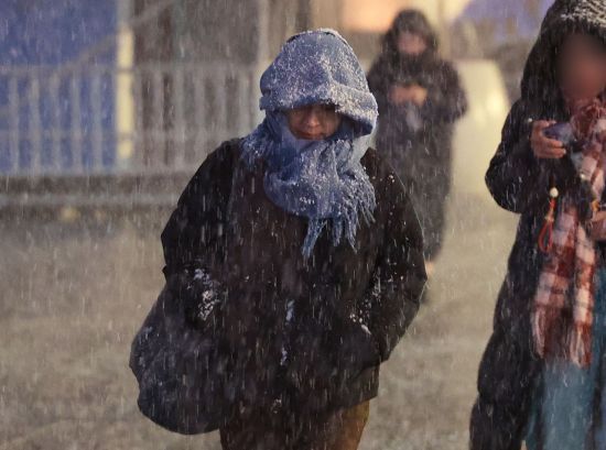 첫눈이 내린 4일 퇴근길 모습. 연합뉴스