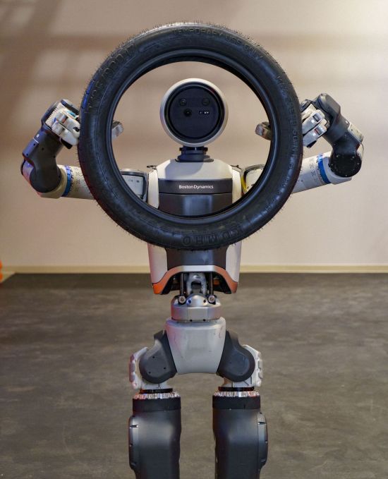 보스턴다이내믹스가 제작한 이족보행 로봇 아틀라스가 타이어를 들어올리고 있다. 연합뉴스