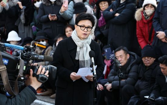 국민의힘 한동훈 전 대표가 3일 서울 여의도 국회도서관 앞 쪽문에서 12ㆍ3 비상계엄 1주년 관련 기자회견을 하고 있다. 연합뉴스