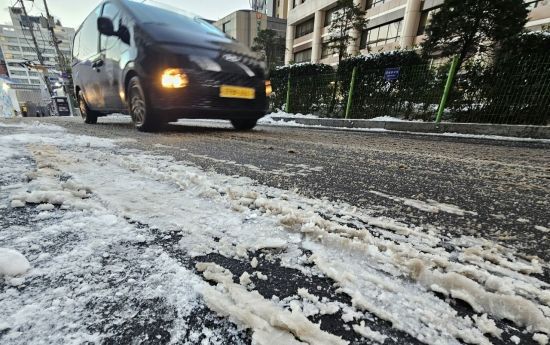 수도권 일대에 전날 내린 폭설이 밤새 영하권 추위에 서울 도심 도로 곳곳이 얼어 붙은 5일 제설작업이 미흡한 서울 중구의 한 이면도로를 지나는 차량들이 서행하고 있다. 2025.12.05 윤동주 기자