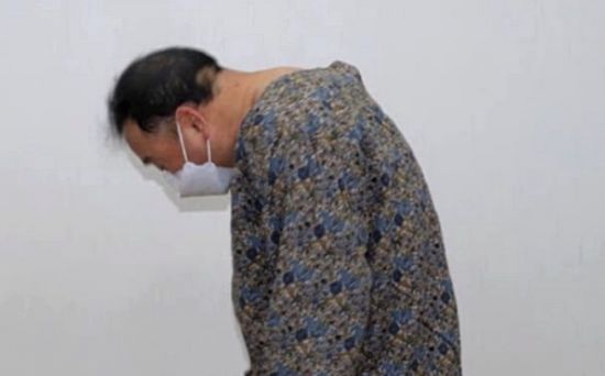 이봉주가 근육긴장이상증이라는 난치병 판정을 받은 후 모습. 등과 목이 앞으로 굽어 있다. SBS