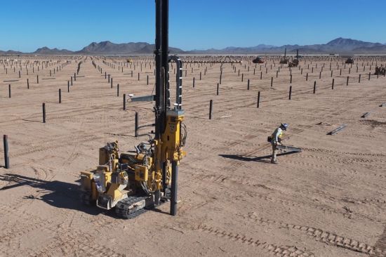 미국 애리조나주 태양광발전소 건설 현장의 파일드라이버에 스패너의 X1 키트가 장착돼 있다. 스패너